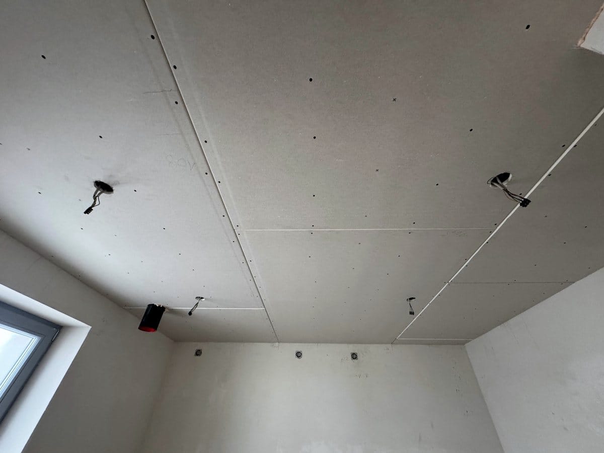 Neue Trockenbaudecke, gespachtelt, mit Auslässen für die Beleuchtung
