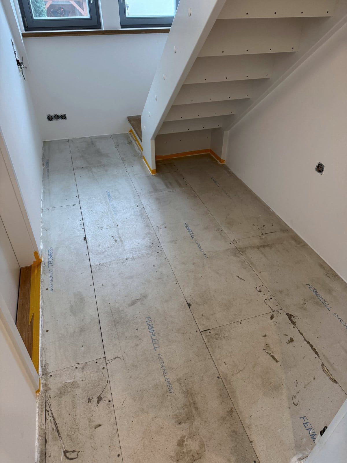 Vorher: Treppenflur, neu nivelliert
